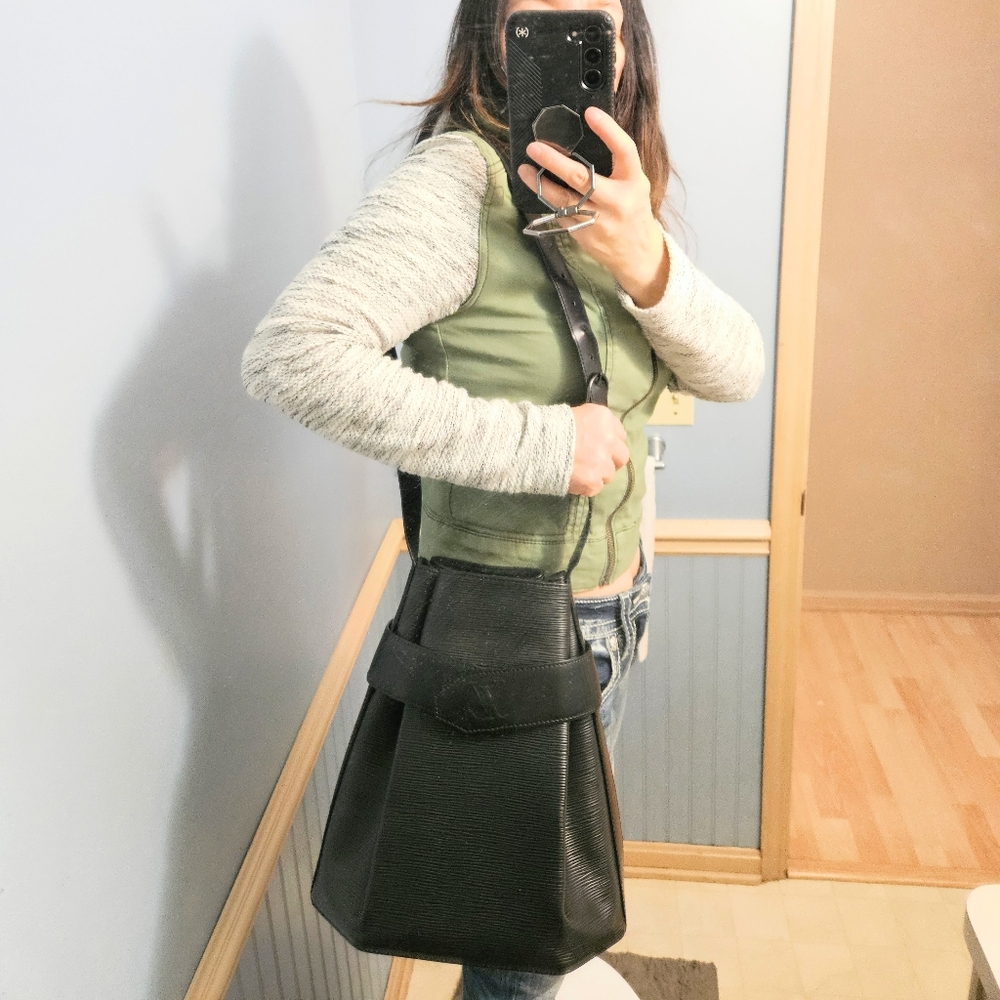 Auth LOUIS VUITTON LV Black Leather EPI Sac D'epaule Shoulder Bag